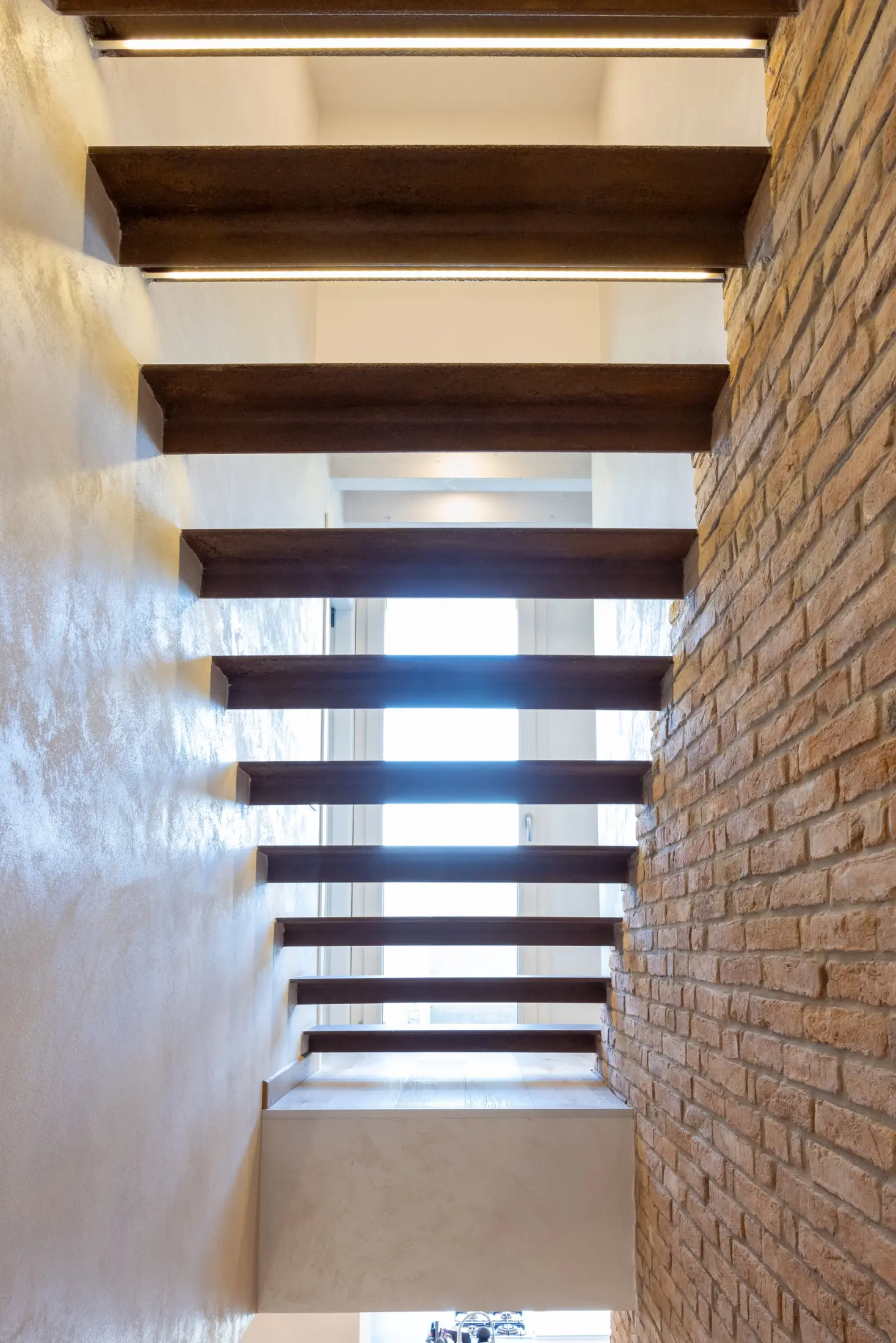 Dettaglio della scala sospesa in corten